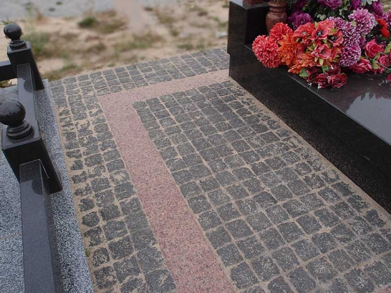 Укладка брусчатки на кладбище